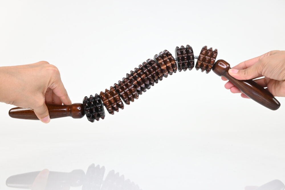 Flexible maderoterapia roller held by both ergonomic handles