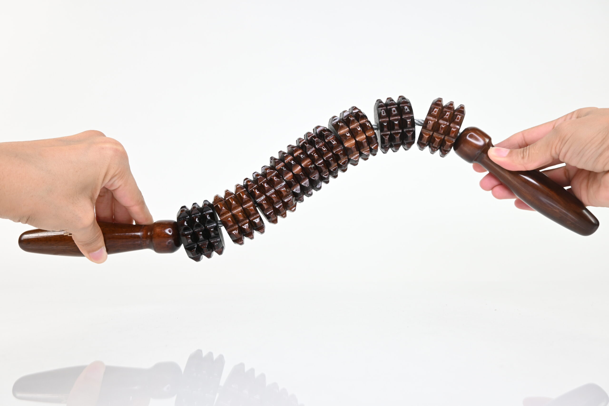 Flexible maderoterapia roller held by both ergonomic handles