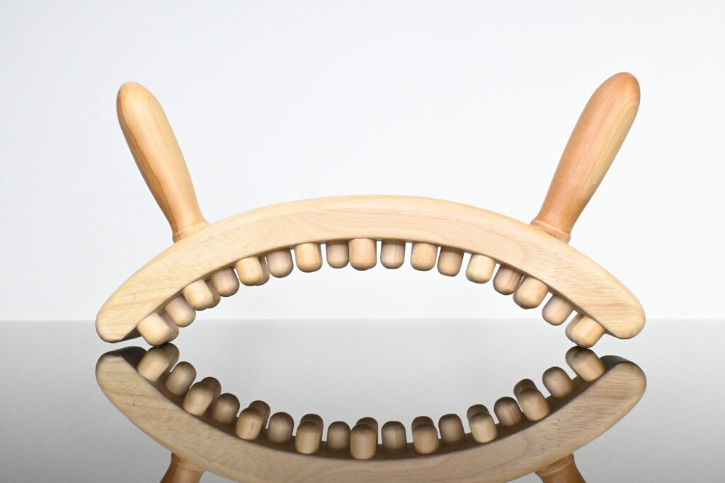 Maderoterapia Corporal: Masajeador de madera con dedos, de color natural, en forma de media luna con dos mangos en la parte superior, diseñado para la reducción de grasa abdominal y esculpir el cuerpo.