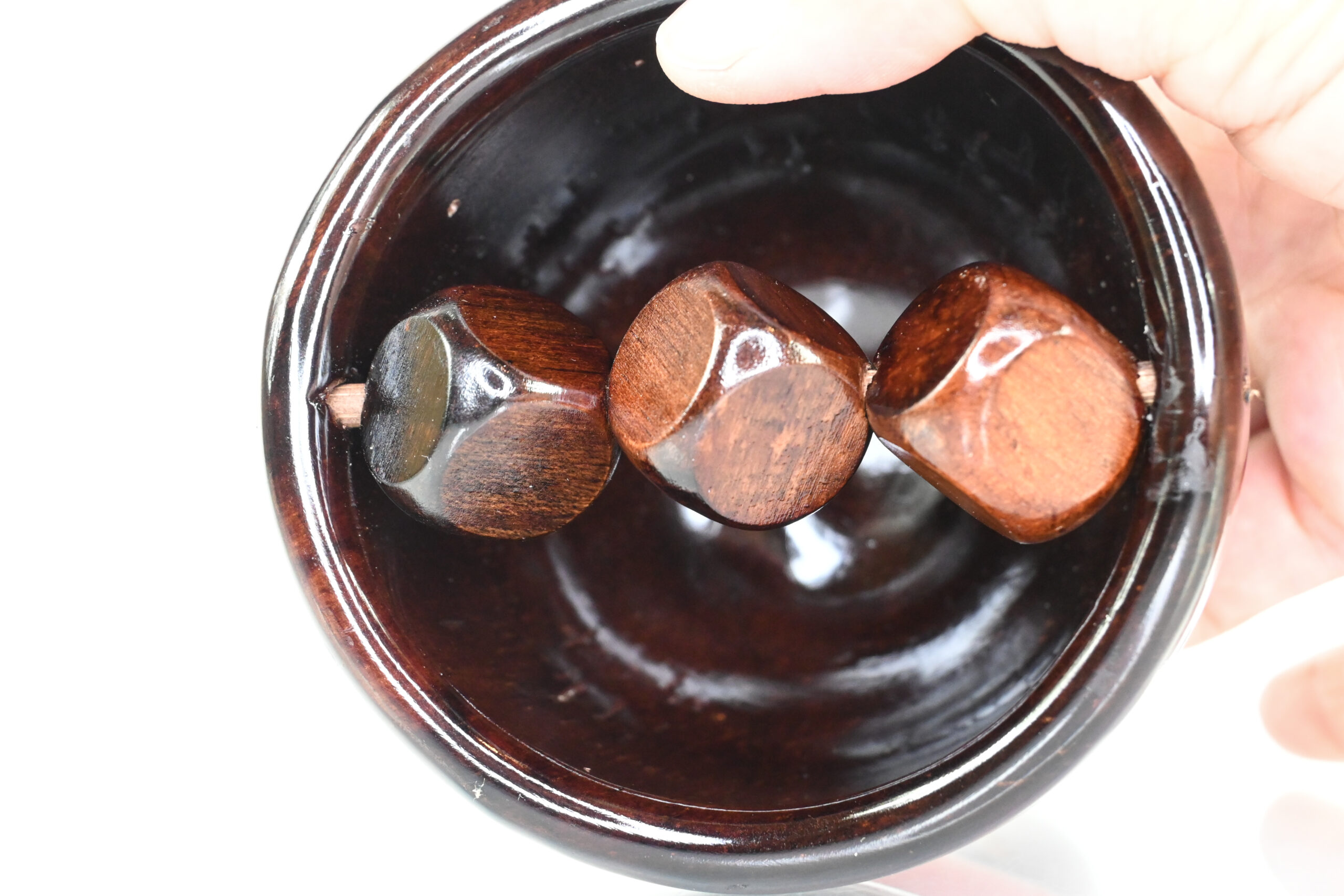 Maderoterapia cup showing three rotating wooden cubes